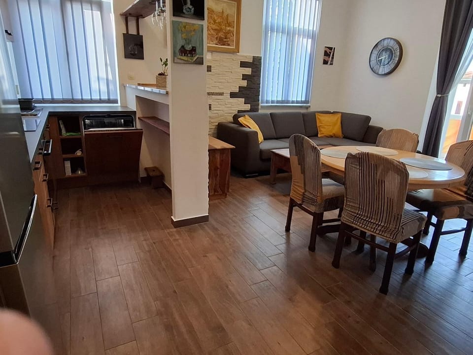 Kitchen or kitchenette, Living room, Seating area, Dining area, oven, stove