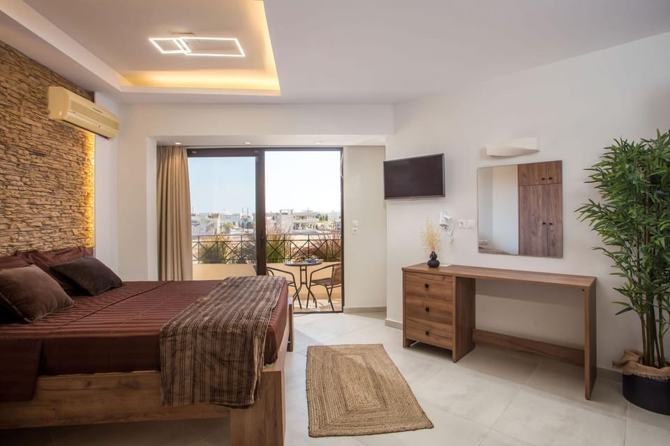 Bed, TV and multimedia, View (from property/room), Photo of the whole room, Decorative detail, Bedroom