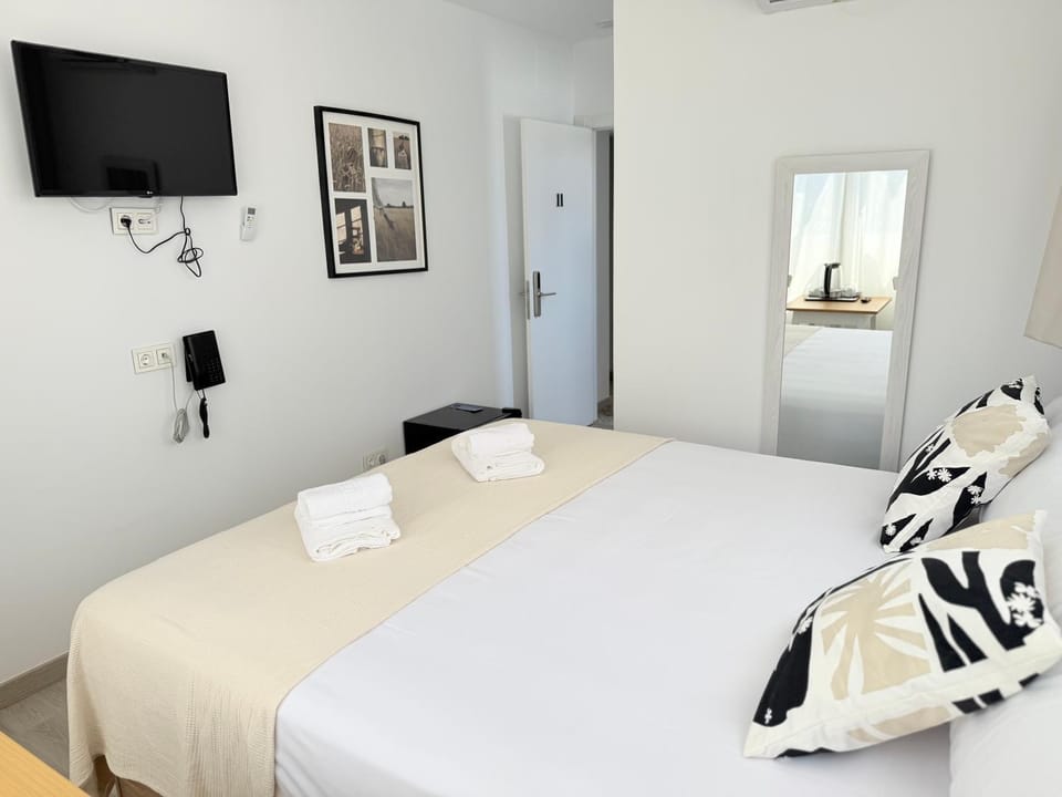 Bed, TV and multimedia, Photo of the whole room, Bedroom, towels