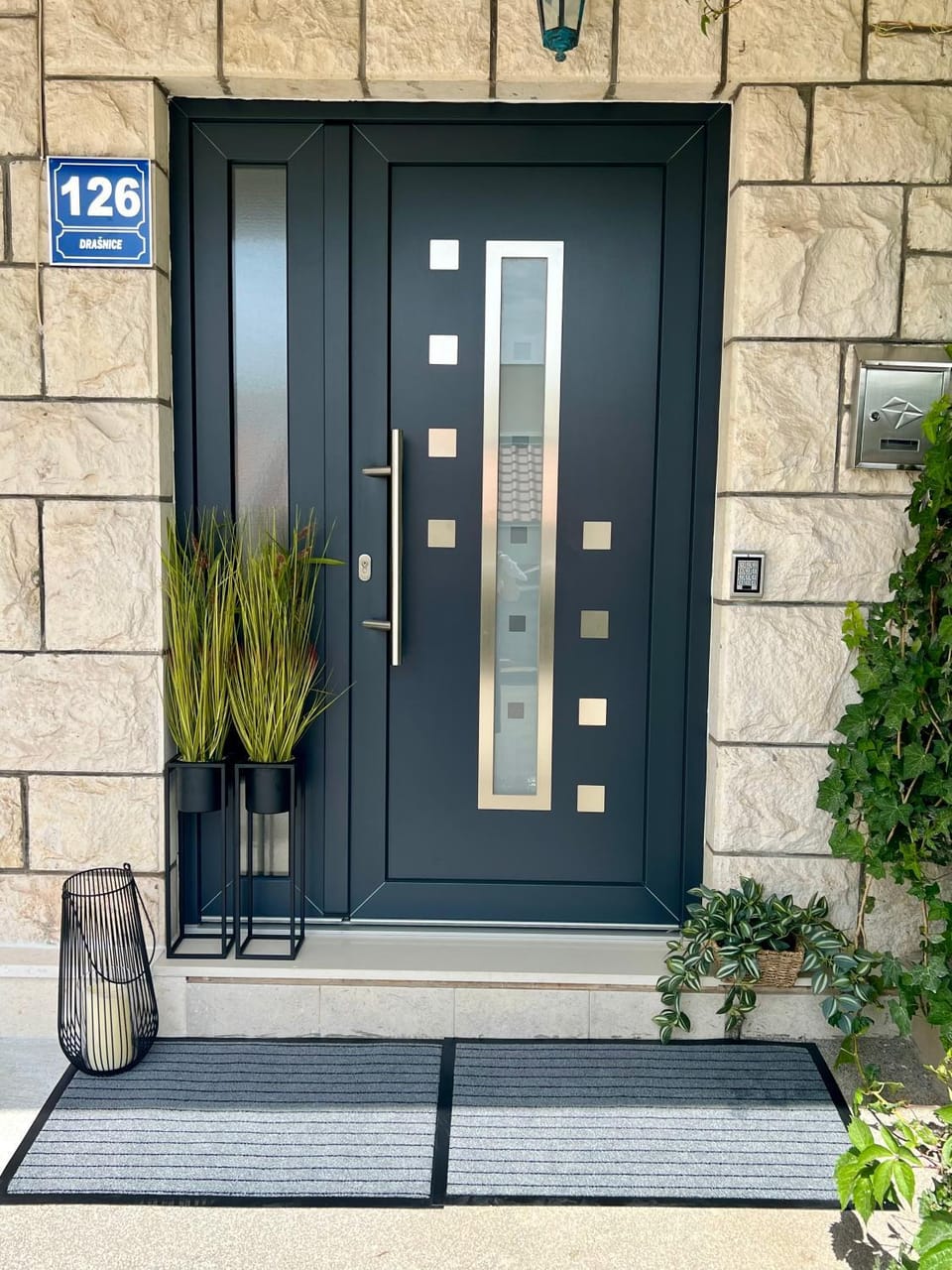 Facade/entrance