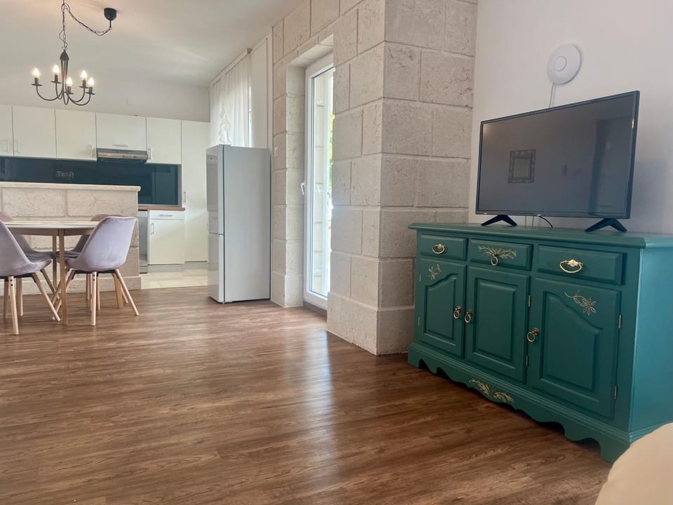 Communal lounge/ TV room, TV and multimedia, Kitchen or kitchenette, Dining area