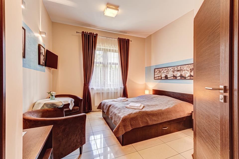 Bed, TV and multimedia, Photo of the whole room, Bedroom, hair dresser