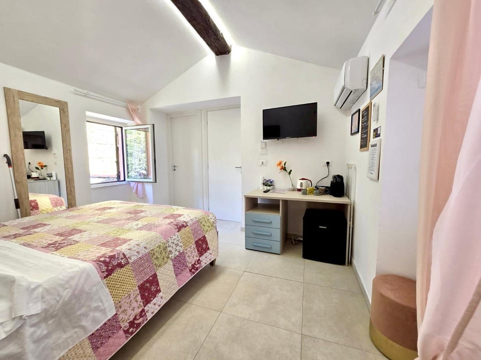 Bed, TV and multimedia, Bedroom, air conditioner