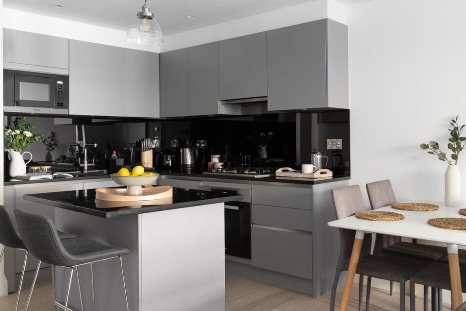 Kitchen or kitchenette, Dining area