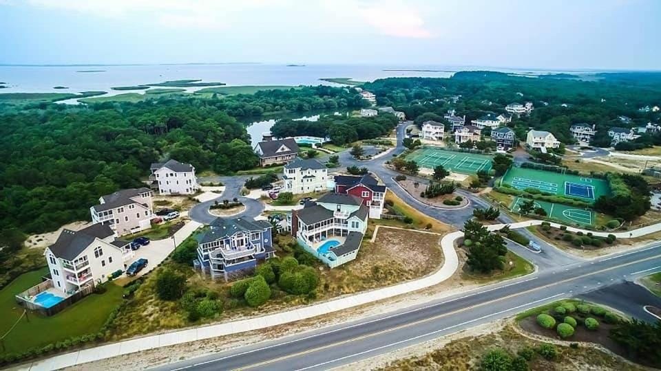 Puppy Love - Corolla, Villages at Ocean Hill, Pool, Hot Tub, Nearby Amenities, Lighthouse, Pets OK House in Corolla