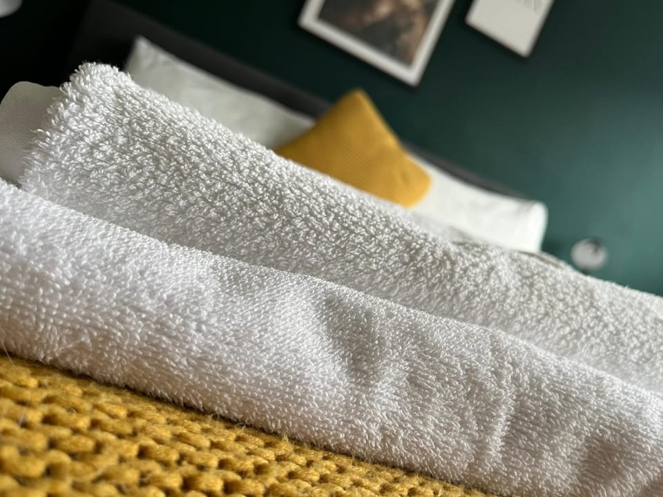 Bed, Bedroom, towels