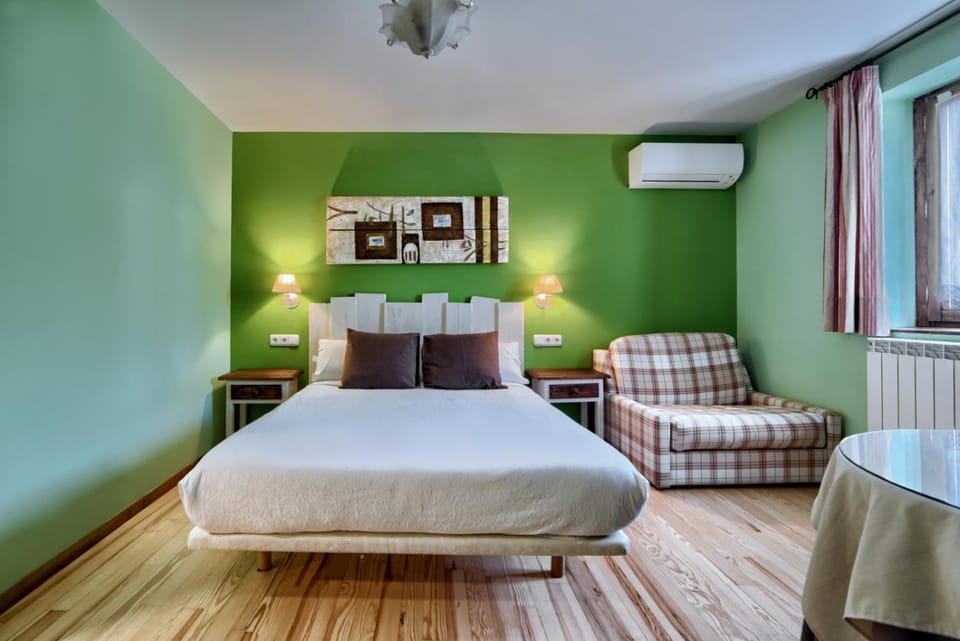Bed, Photo of the whole room, Bedroom, air conditioner
