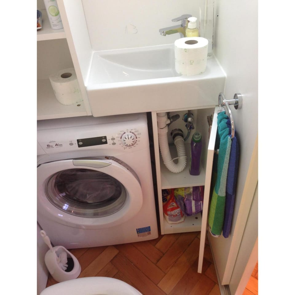 Bathroom, towels, washing machine