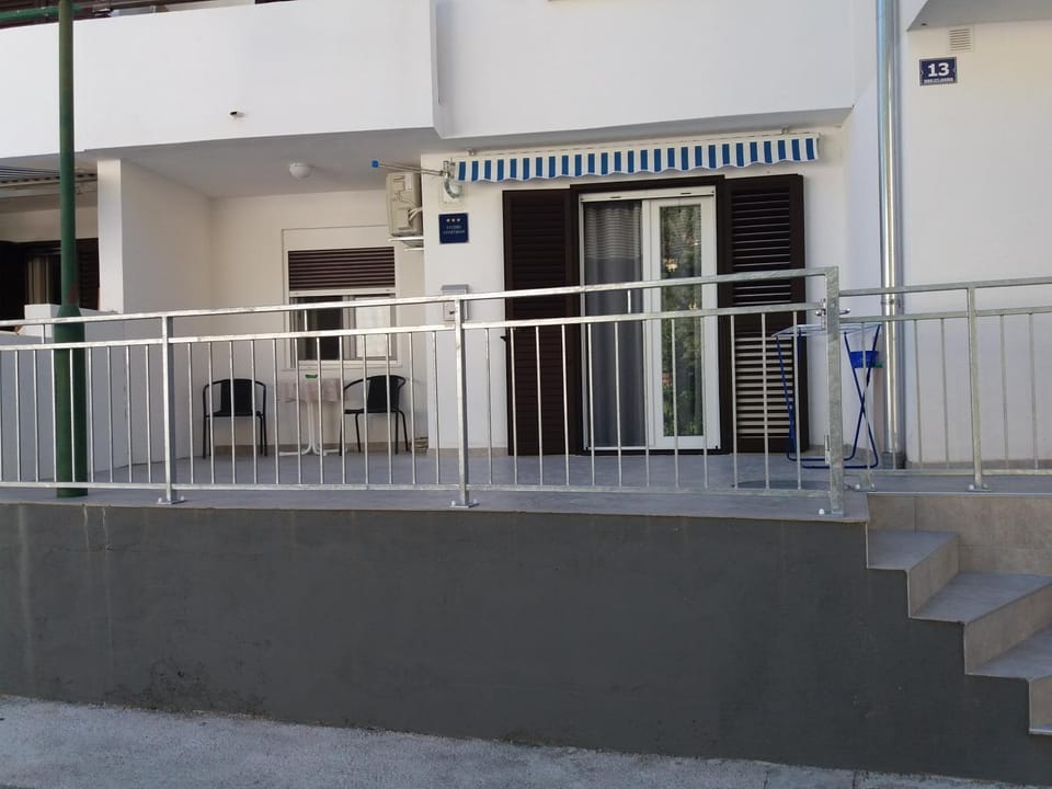 Facade/entrance, Balcony/Terrace