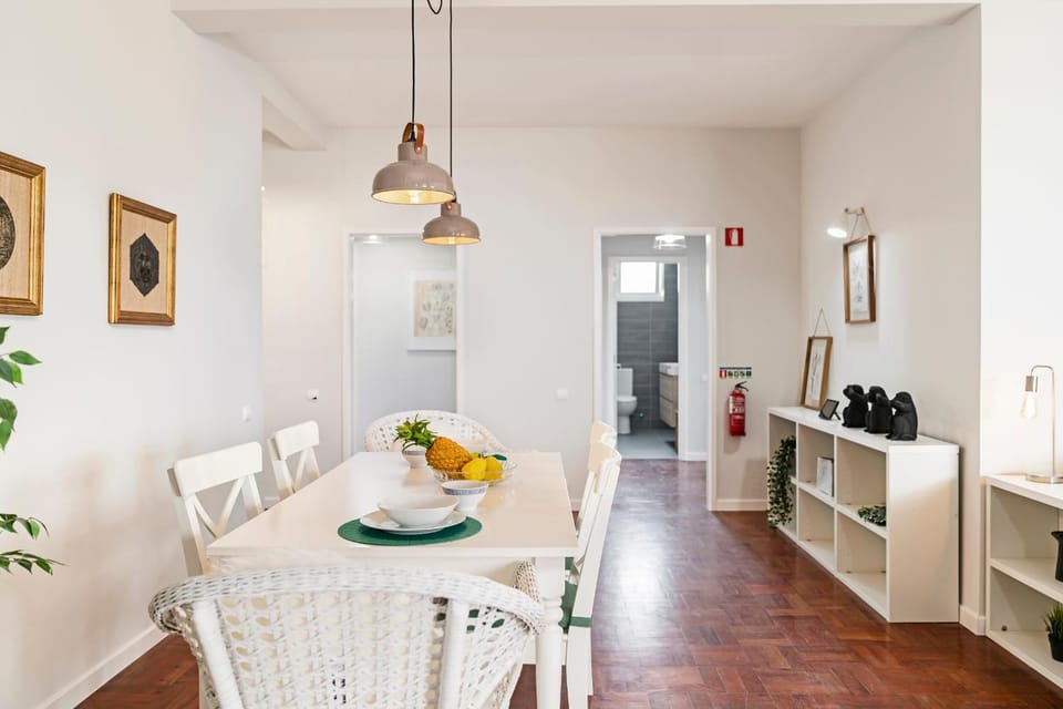 Living room, Decorative detail, Seating area, Dining area, Area and facilities