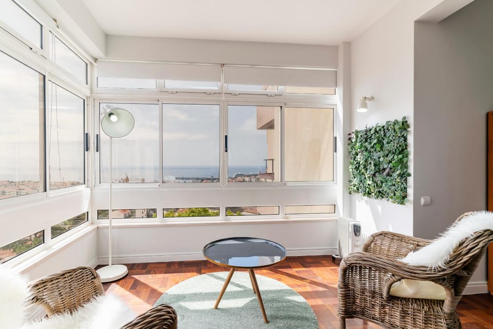View (from property/room), Seating area, City view, Landmark view, Sea view, Area and facilities