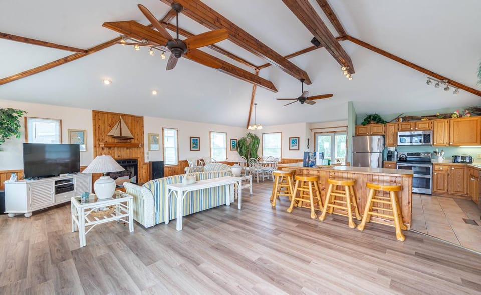 Blue Moon - Corolla, Crown Point, 240 Yds to Beach, Hot Tub, Pets OK, Community Pool and Tennis House in Corolla