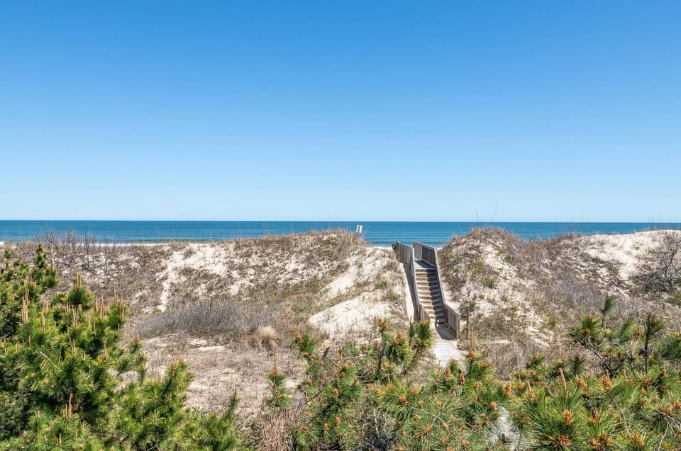 Dolphin Destination - Corolla, Ocean Sands, Oceanfront, Panoramic Ocean View, Hot Tub, Pets OK House in Corolla