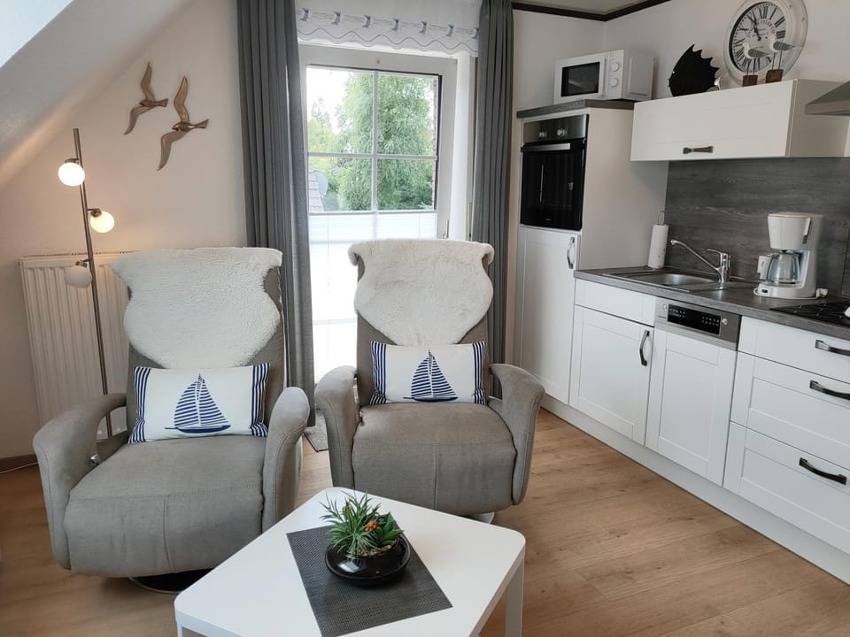 Kitchen or kitchenette, Living room, Seating area, Dining area