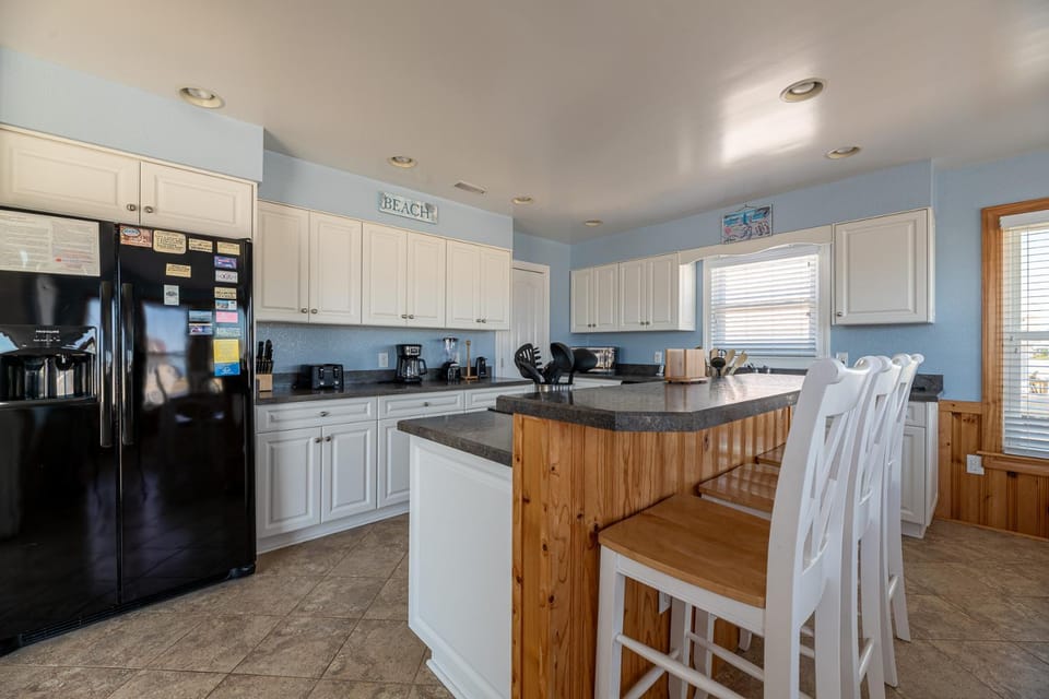 Bre Ales Lighthouse - KDH MP 9, Ocean Views, 170 Yds to Beach, Elevator, Pool, Hot Tub, Flex Stays House in Kill Devil Hills