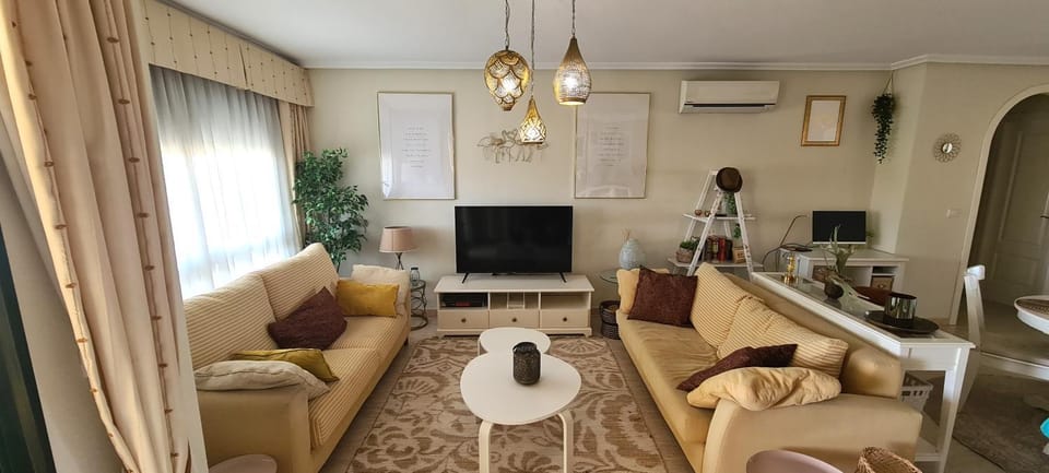 TV and multimedia, Living room, Evening entertainment