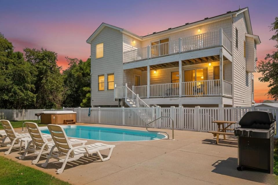King BEEch - Southern Shores, 300 Yds to Beach, Ocean View, Pool, Hot Hub, Fenced Yard House in Southern Shores