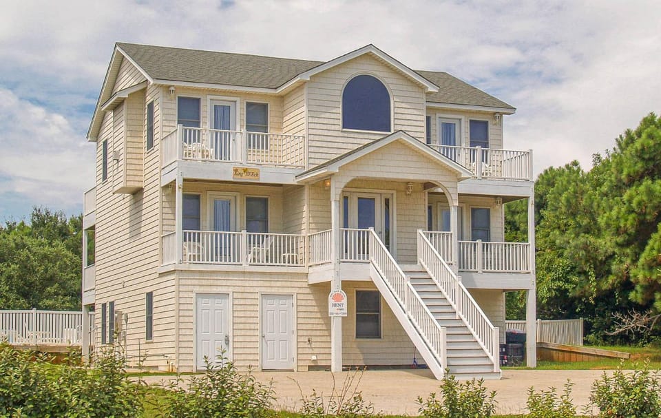 King BEEch - Southern Shores, 300 Yds to Beach, Ocean View, Pool, Hot Hub, Fenced Yard House in Southern Shores
