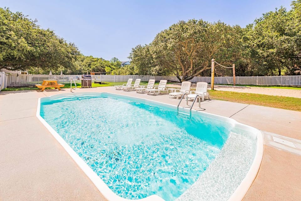 King BEEch - Southern Shores, 300 Yds to Beach, Ocean View, Pool, Hot Hub, Fenced Yard House in Southern Shores
