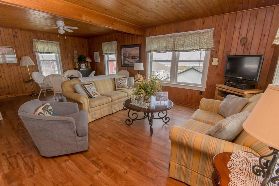 Atlantic Vu - Kitty Hawk MP 3, Ocean View, 30 Yards to Beach, Community Pool, Pets Ok House in Kitty Hawk