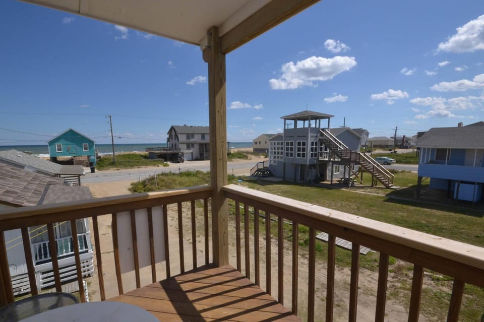 Atlantic Vu - Kitty Hawk MP 3, Ocean View, 30 Yards to Beach, Community Pool, Pets Ok House in Kitty Hawk