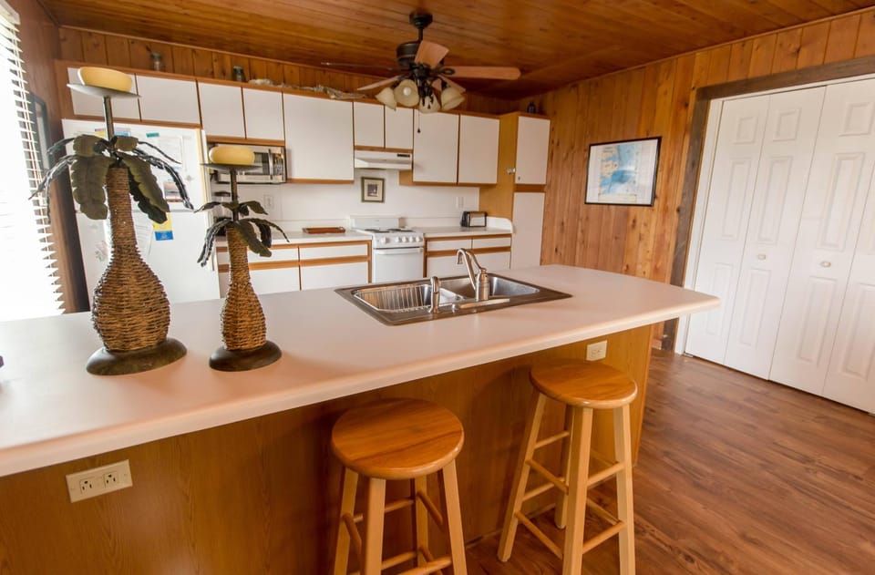 Atlantic Vu - Kitty Hawk MP 3, Ocean View, 30 Yards to Beach, Community Pool, Pets Ok House in Kitty Hawk