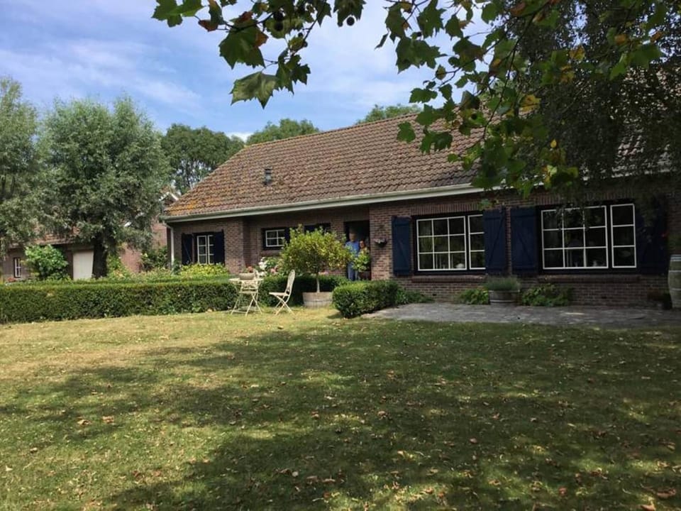 Property building, Facade/entrance, Garden