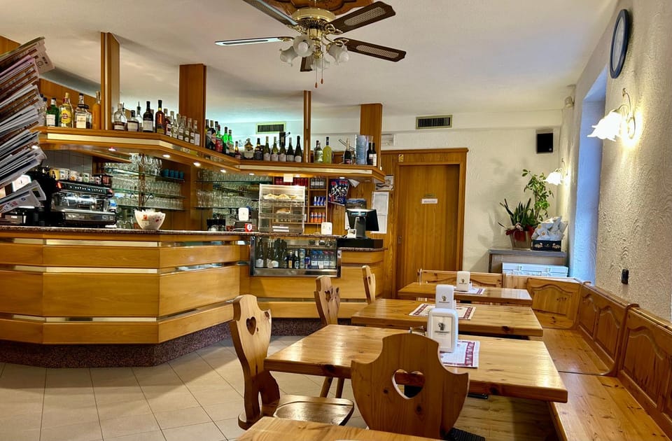 Restaurant/places to eat, Lounge or bar