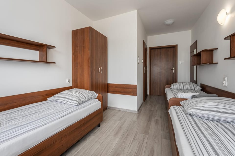 Photo of the whole room, Bedroom, wardrobe