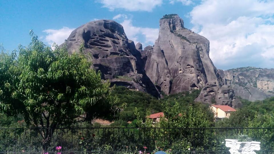 Majestic view Home just under Meteora Unesco Site House in Kalabaka