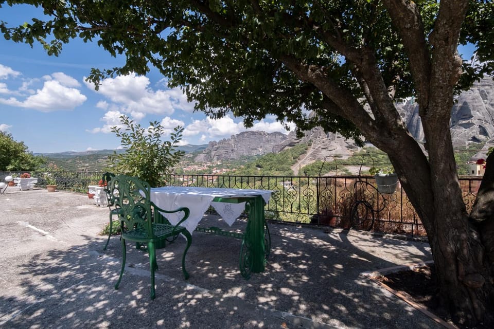 Majestic view Home just under Meteora Unesco Site House in Kalabaka