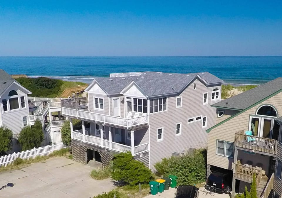 Sandscape - Corolla, Crown Point, Oceanfront, Steps to Beach, Hot Tub, Pool Table, Community Pool House in Corolla
