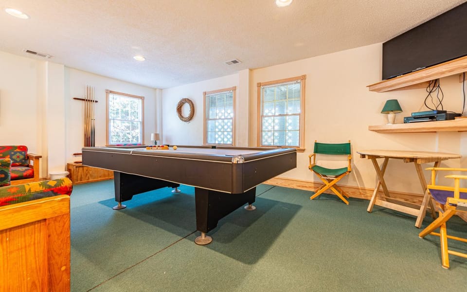 Sandscape - Corolla, Crown Point, Oceanfront, Steps to Beach, Hot Tub, Pool Table, Community Pool House in Corolla