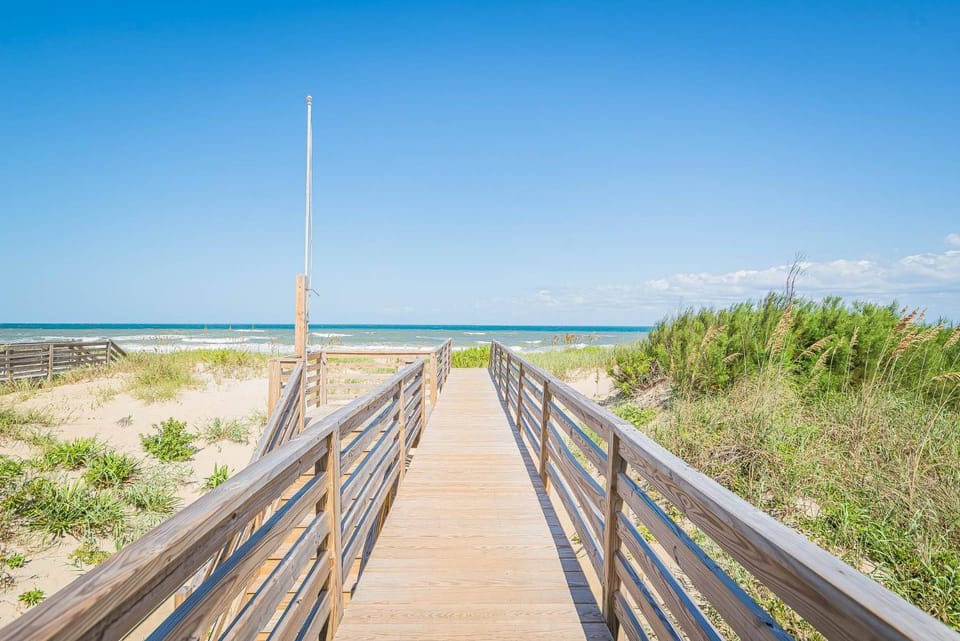 Pier Pleasure - S Nags Head MP 17, Oceanfront, Private Beach Access, Ocean View, Fireplace House in Nags Head