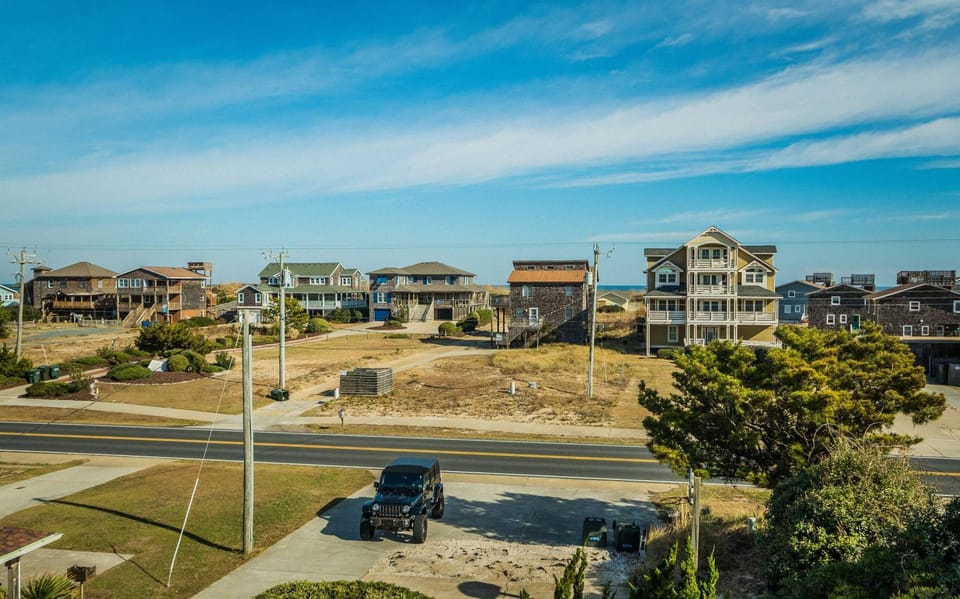 Lost Shaker of Salt-Ocean View, Elevator, Pool, Kiddie Pool, Hot Tub, Pets OK, YR Flex House in Nags Head
