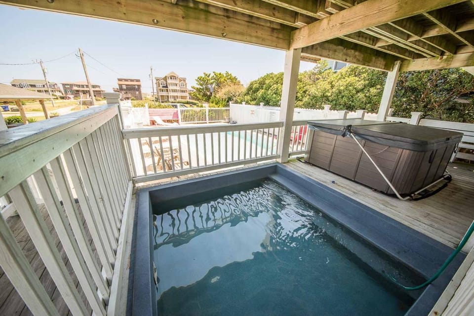 Shaker of Salt - S Nags Head MP 17.5, 195 Yds to Beach, Ocean View, Elevator, Pool, Kiddie Pool House in Nags Head