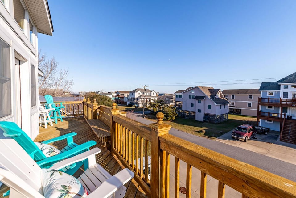 On Island Time - KDH MP 7, 275 Yds to Beach, Pool, Hot Tub, Pool Table, Flex Stays House in Kill Devil Hills