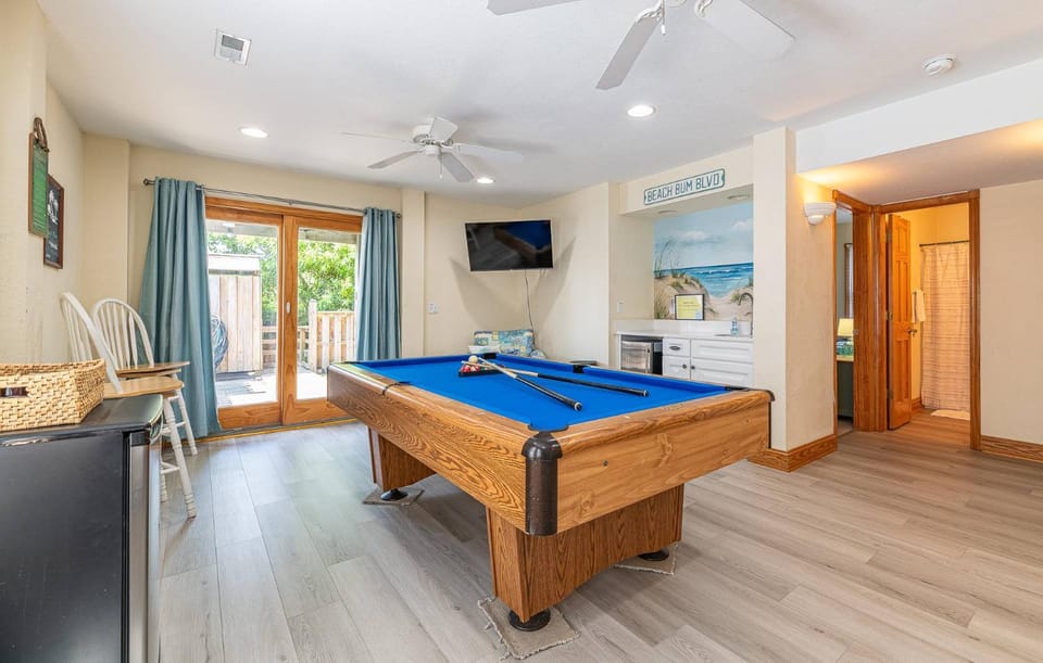 On Island Time - KDH MP 7, 275 Yds to Beach, Pool, Hot Tub, Pool Table, Flex Stays House in Kill Devil Hills