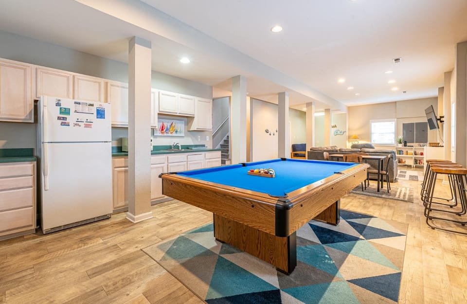 Boss's Playhouse - KDH MP 7.5, 330 Yds to Beach, Pool, Hot Tub, Pets OK, Flex Stays House in Kill Devil Hills
