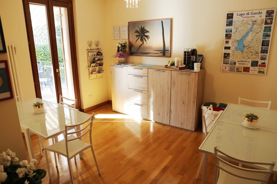 Coffee/tea facilities, Dining area