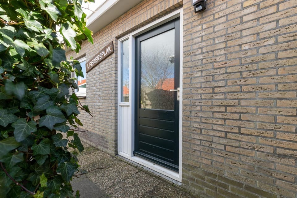 Facade/entrance, Area and facilities