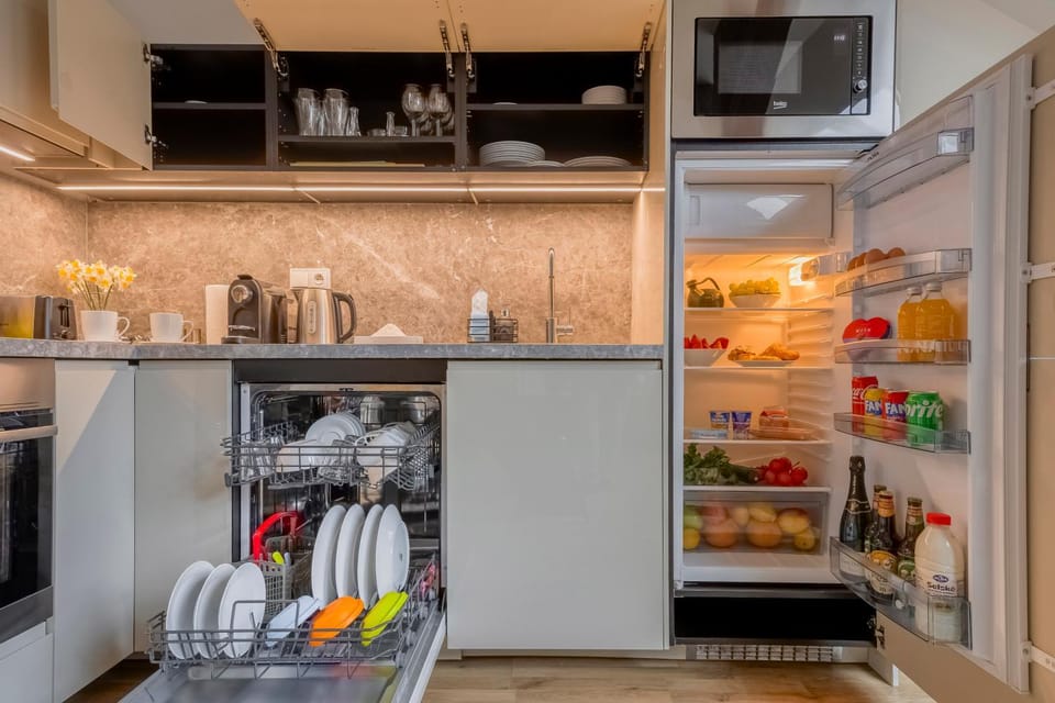 Coffee/tea facilities, Kitchen or kitchenette, Food, dishwasher, microwave, oven, stove, toaster