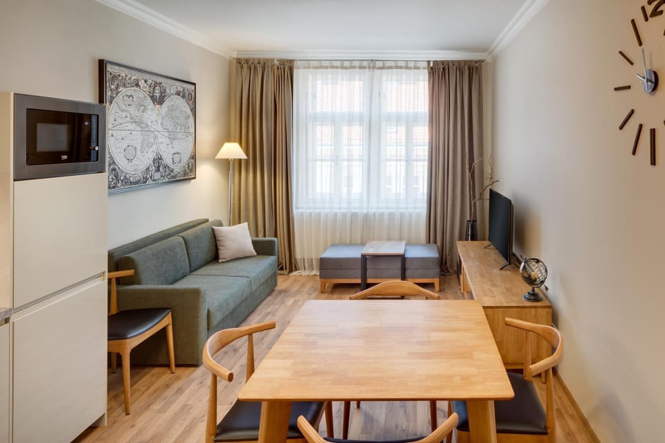 TV and multimedia, Living room, Seating area, Dining area, City view, heating, microwave, air conditioner
