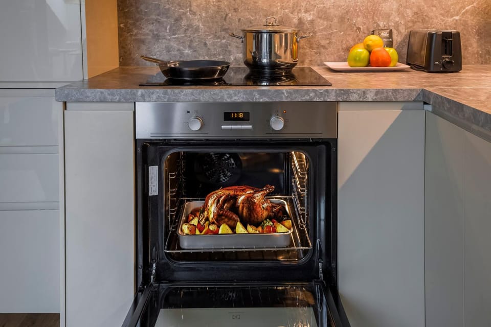 Coffee/tea facilities, Kitchen or kitchenette, oven, stove, toaster