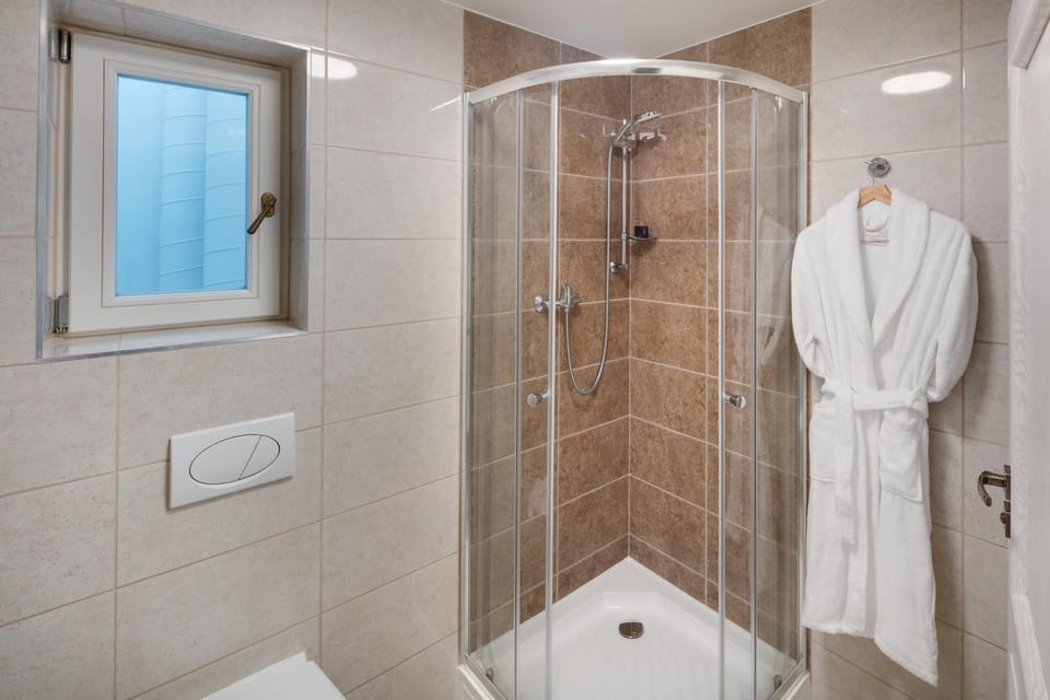 Shower, Toilet, Day, Bathroom, Autumn, Area and facilities, Inner courtyard view, internet, towels