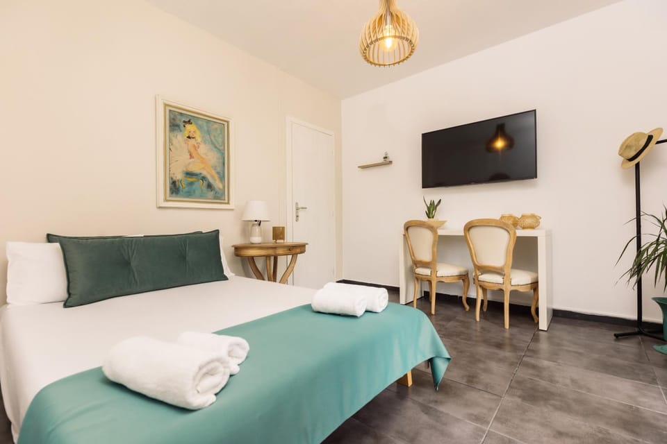 Bed, TV and multimedia, Living room, Photo of the whole room, Seating area, Bedroom, wardrobe