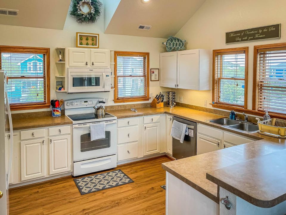 Raspberry Duck - Duck Landing, 525 Yds to Beach, Pool, Tiki Bar, Hot Tub, Close to Downtown House in Schooner Ridge