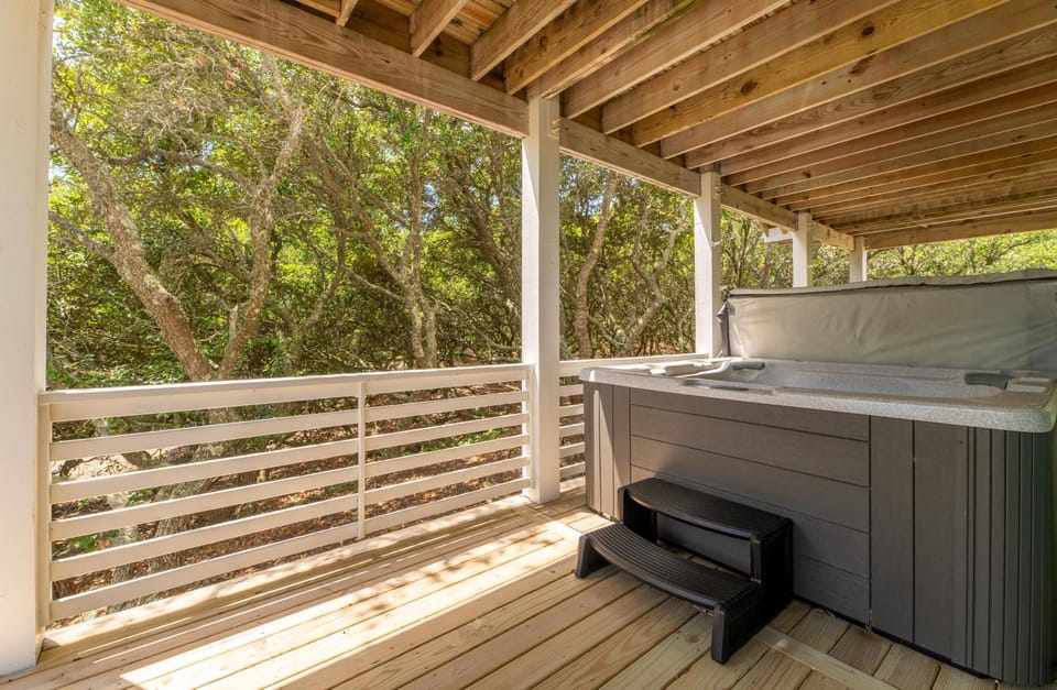 Luv Shack - 4x4 Carova Beach, Ocean View, Secluded, Fireplace, Hot Tub, Pets OK House in Carova Beach