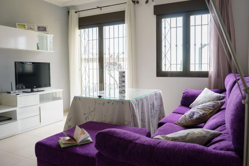 Communal lounge/ TV room, Living room, Seating area