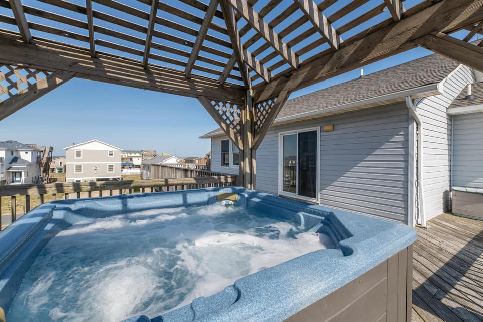 Carolina Kai, Kitty Hawk MP 3, 275 Yds to Beach, Ocean View, Pool, Hot Tub, Flex Stays House in Kitty Hawk